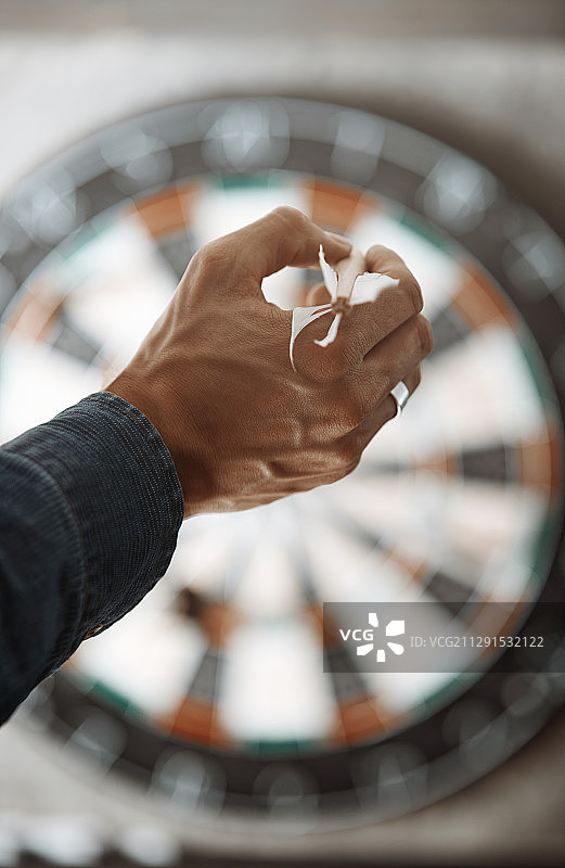 男子射飞镖图片素材