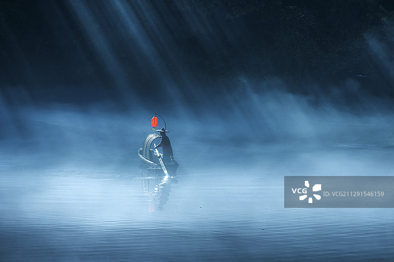 2020.7.5拍摄于湖南郴州小东小江～雾中小舟图片素材