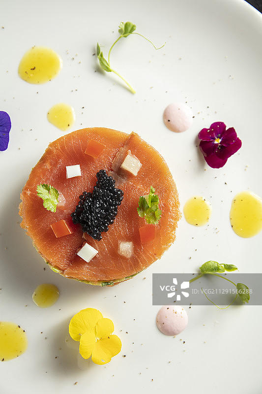 挪威熏三文鱼鳄梨沙拉图片素材