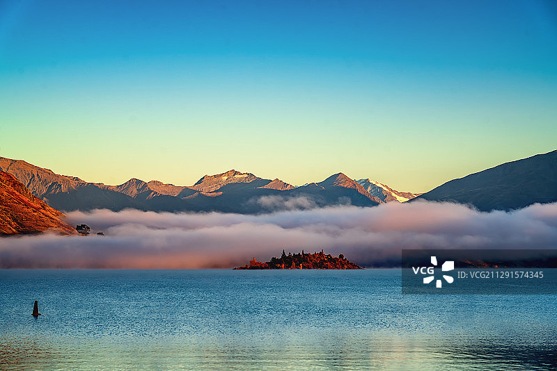 晨雾湖景图片素材