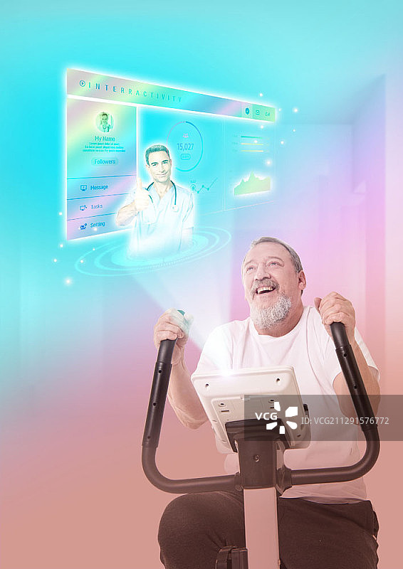 老年男人在健身单车上运动，背景是医生的投影图片素材