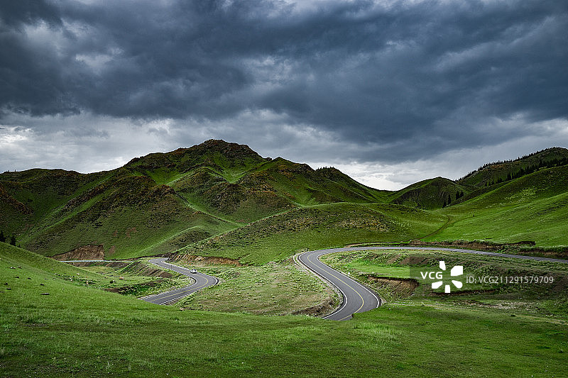 中国新疆山间公路图片素材