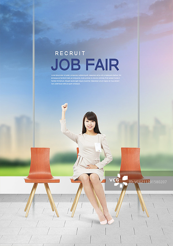 坐在椅子上的举手女子合成图图片素材