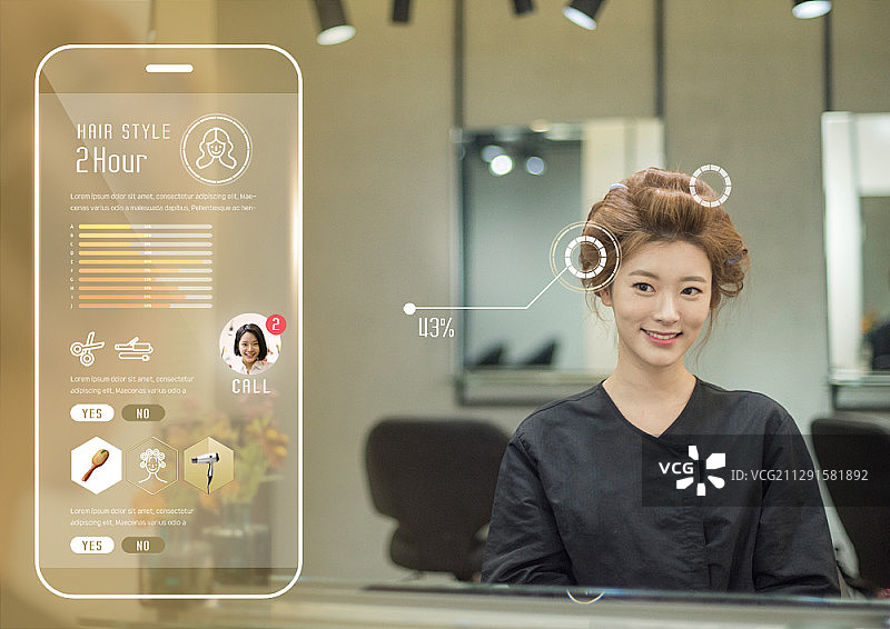 在美发沙龙使用手机屏幕镜子的亚洲女性广告合成图图片素材
