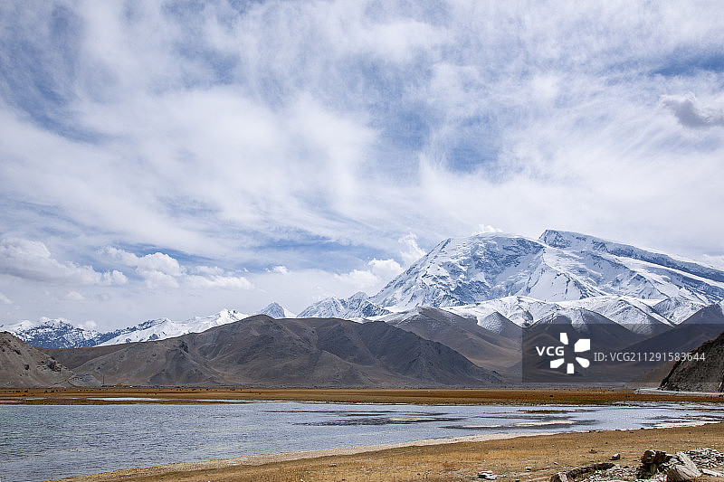 新疆帕米尔高原葱岭上的喀拉库勒湖图片素材