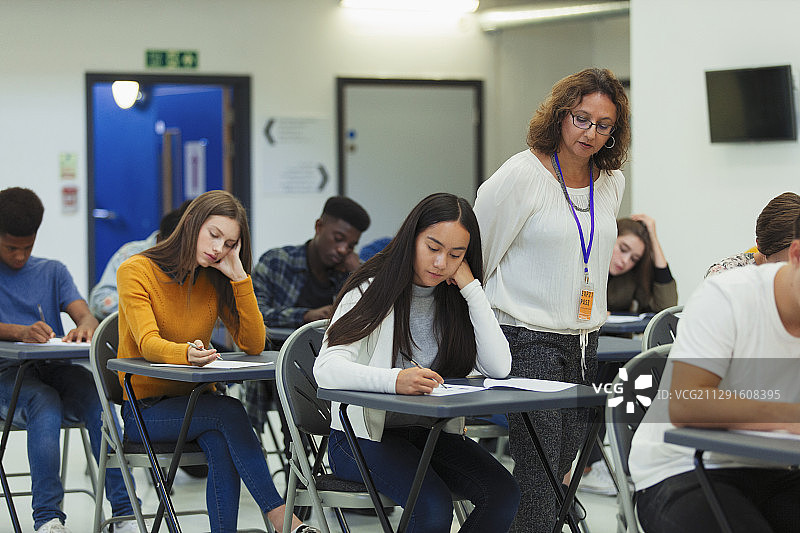 高中老师监考学生考试图片素材