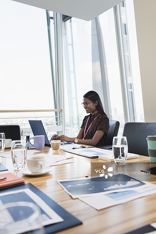 在会议室用笔记本电脑工作的女商人图片素材