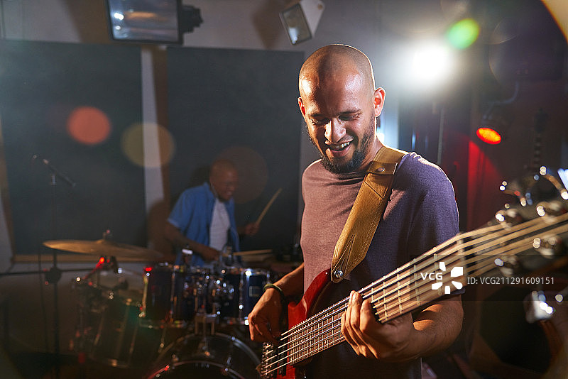 男性吉他手和鼓手在舞台上表演图片素材