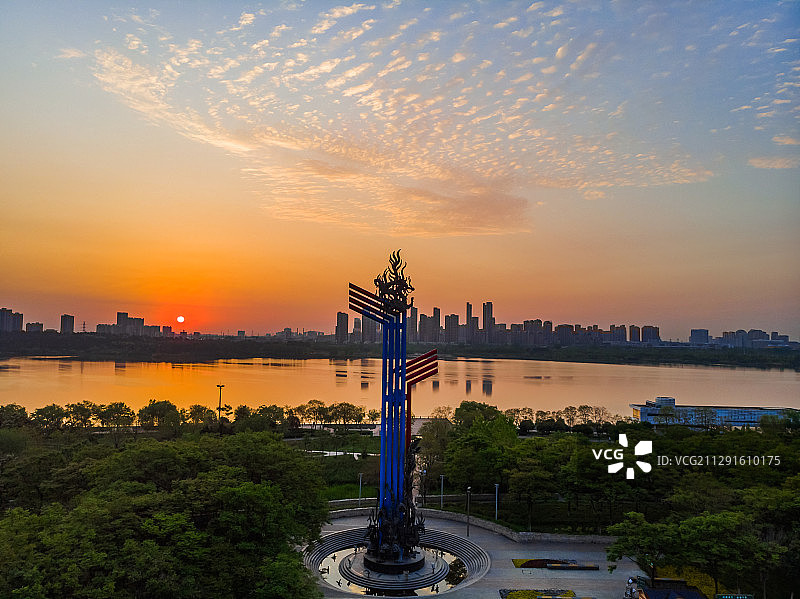 安徽蚌埠龙子湖日出，南北地理分界标志图片素材