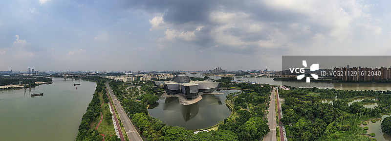中国广东广州，航拍位于珠江边的广东科学中心图片素材