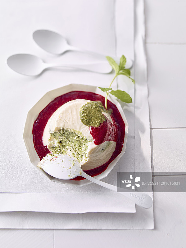 颗粒感奶油奶酪冻糕配甜香蒜酱和水果酱图片素材