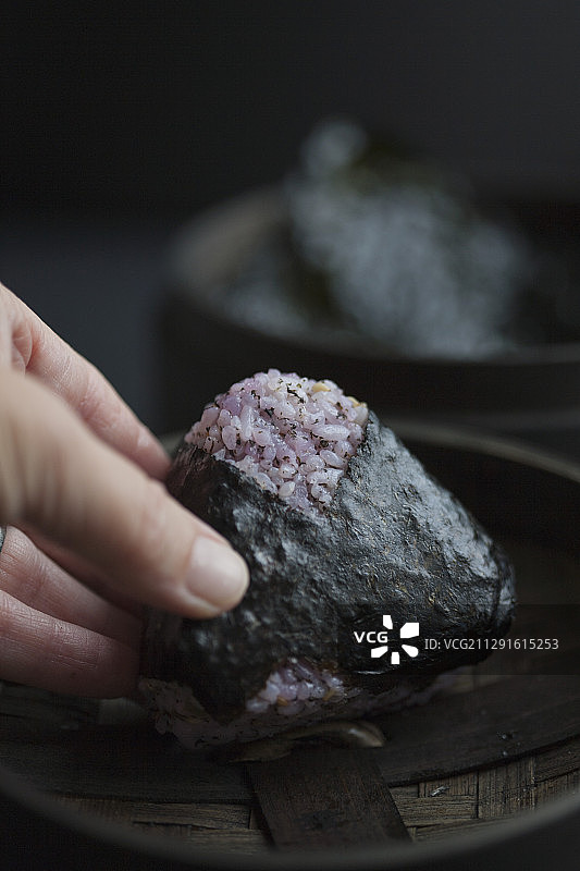 手持红紫苏饭团（日本）图片素材