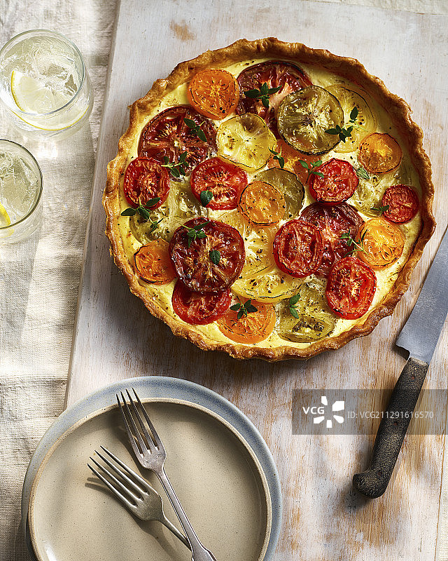 夏季烤番茄意大利乳清干酪馅饼图片素材