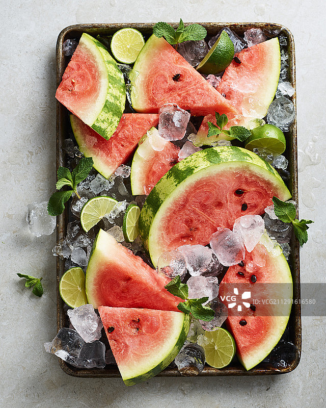 西瓜切片、冰块、青柠和薄荷图片素材
