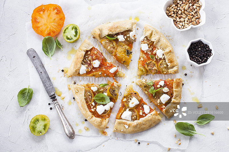 番茄薄饼配羊奶酪和松子图片素材