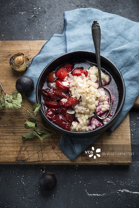 李子杏仁米布丁图片素材