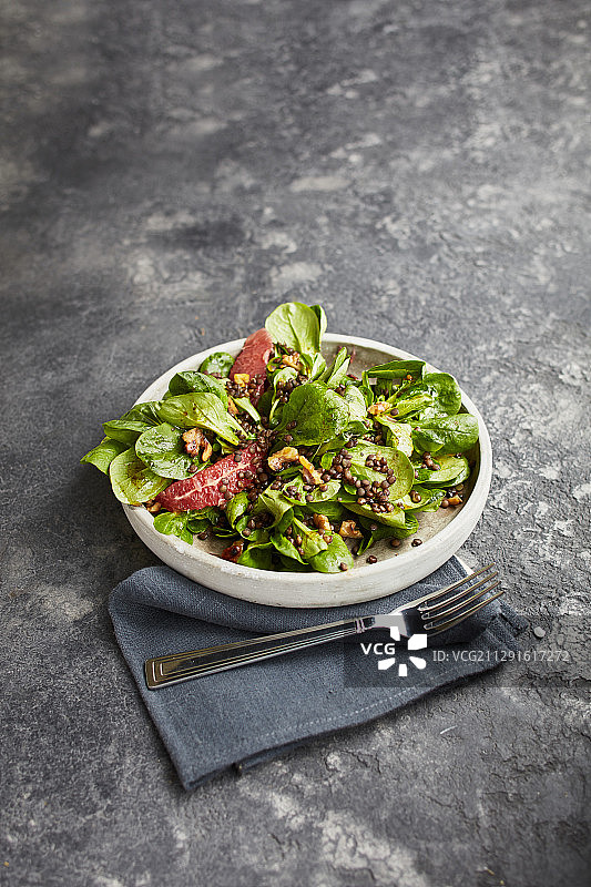 羊肉生菜配小扁豆图片素材