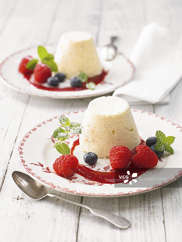 新鲜浆果巴伐利亚奶油图片素材
