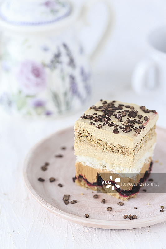 牛奶焦糖、椰子和咖啡蛋糕切片图片素材