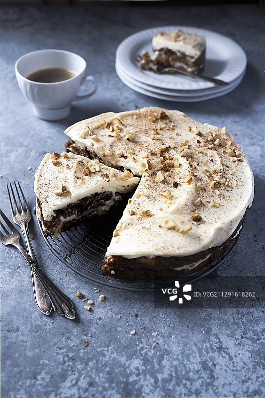 费城糖霜和杏仁无麸质胡萝卜蛋糕图片素材