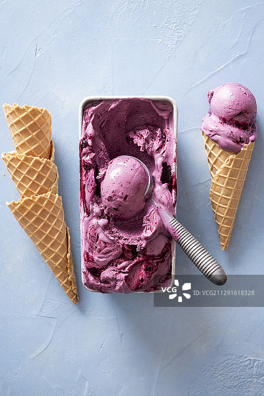 自制蓝莓冰淇淋和华夫饼图片素材