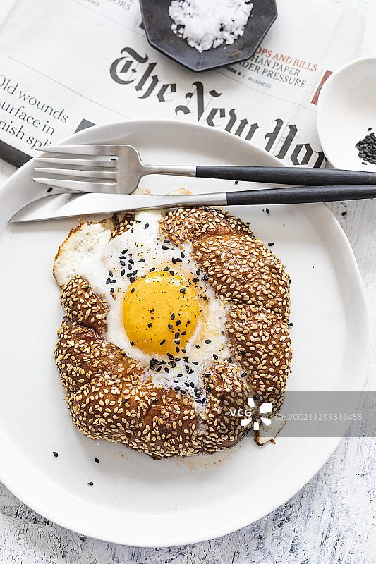 百吉饼圈中的鸡蛋图片素材