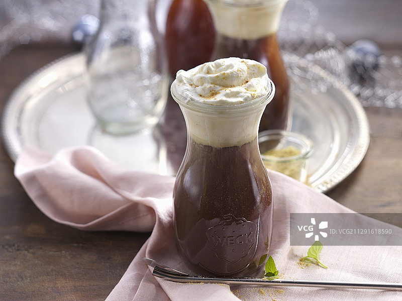 小玻璃瓶中含卡沙萨的意式浓缩宾治图片素材