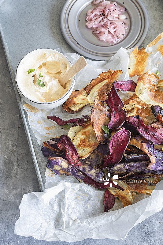 搭配哈里萨酸奶的彩色薯片图片素材