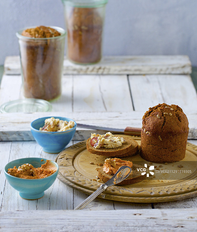 玻璃罐装黑面包配两种不同的蘸酱和菲达奶酪酱图片素材