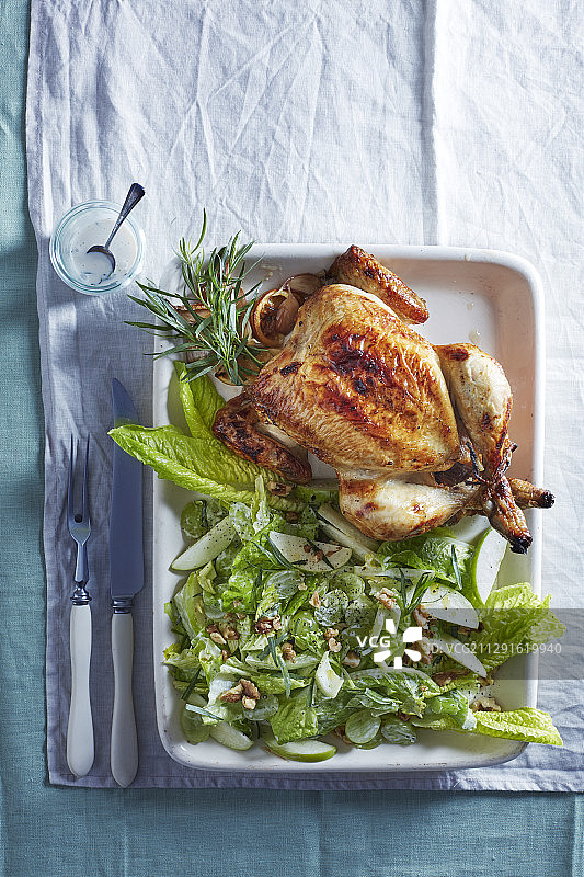 柠檬蜂蜜烤鸡搭配华尔道夫沙拉图片素材