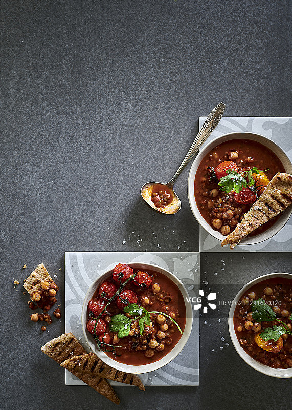 冰镇摩洛哥鹰嘴豆小扁豆番茄汤配酥脆皮塔饼条图片素材