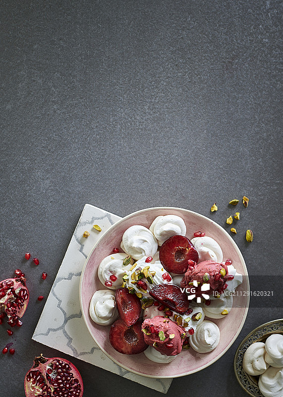 纯素蛋白酥皮搭配浆果冰糕和李子图片素材
