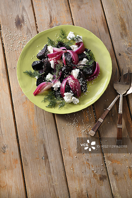 烤甜菜根、腌红洋葱和山羊奶酪沙拉图片素材