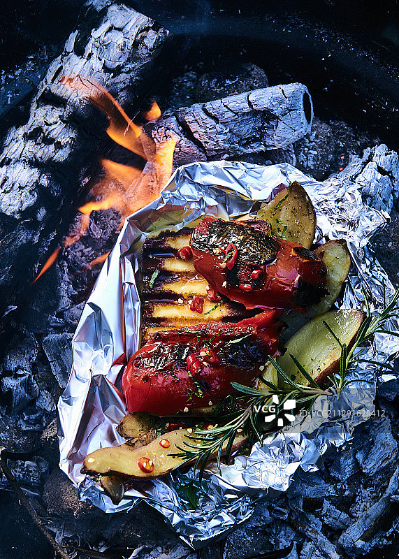 红薯、哈罗米奶酪和烤红辣椒叠图片素材