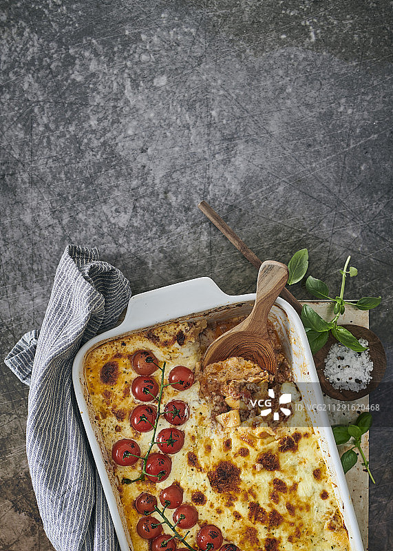 配帕尔马干酪和马苏里拉奶酪的羊肉千层面图片素材