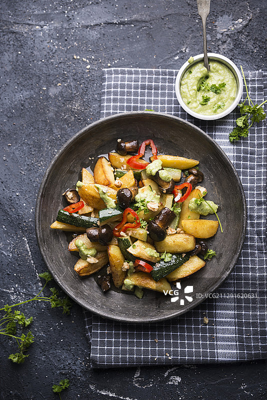 含欧芹香蒜酱核桃的纯素野生菌菇蔬菜锅图片素材