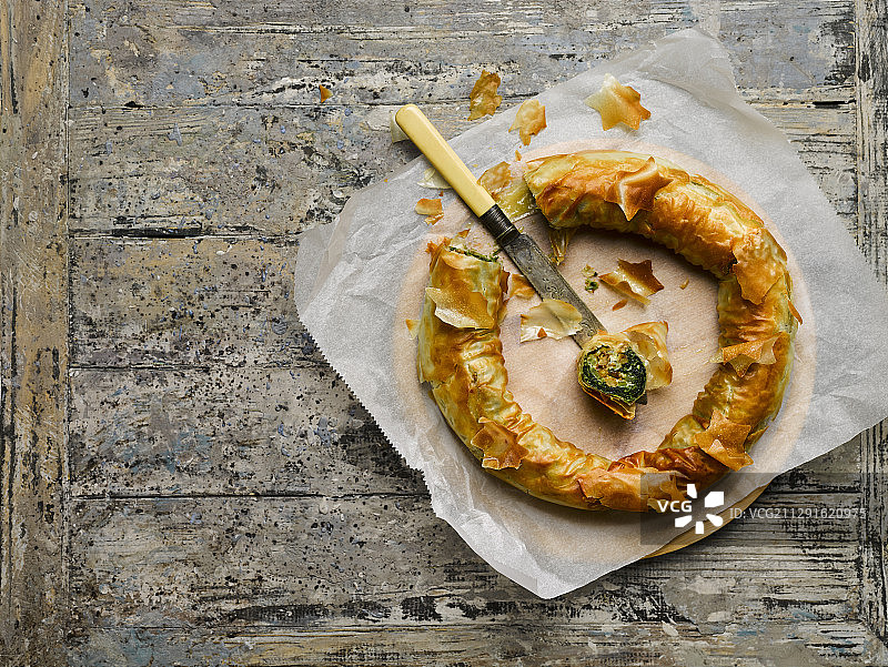 菠菜斯蒂尔顿奶酪馅饼，配芹菜和核桃图片素材