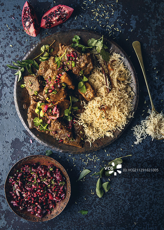 印尼仁当咖喱配香料米饭和石榴酸奶图片素材