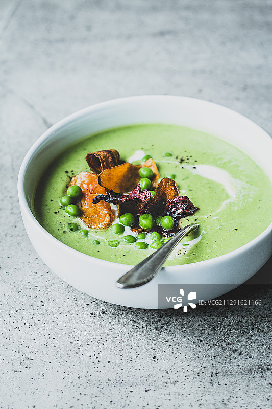 豌豆薄荷汤配蔬菜片和鲜奶油图片素材