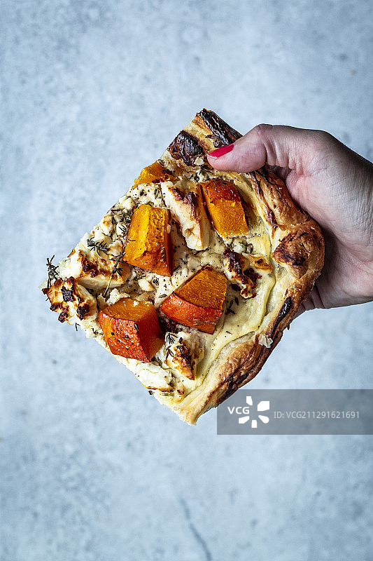 南瓜、羊乳酪和辣椒蜂蜜快速酥皮披萨图片素材