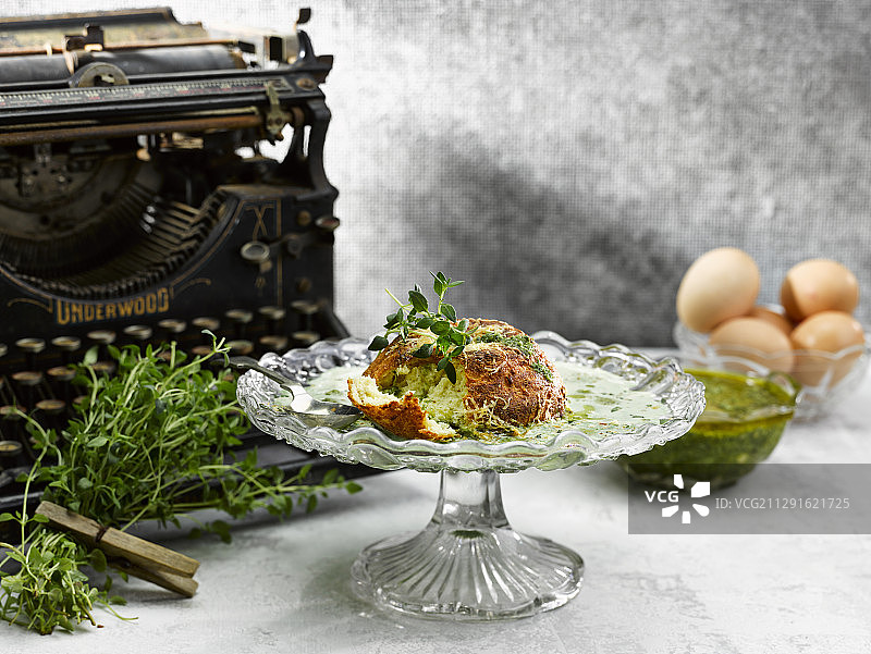 迷你舒芙蕾配野生大蒜酱图片素材