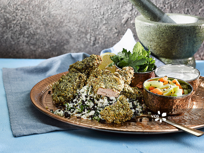 搭配杜卡拉布内花椰菜塔布勒沙拉的羊肉排图片素材