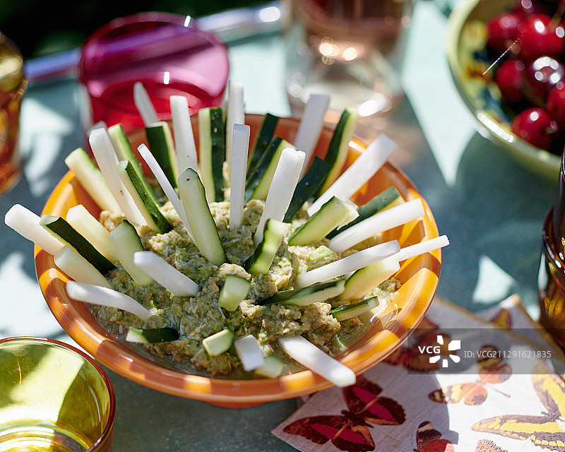 牛油果虾泥酱配生蔬菜图片素材