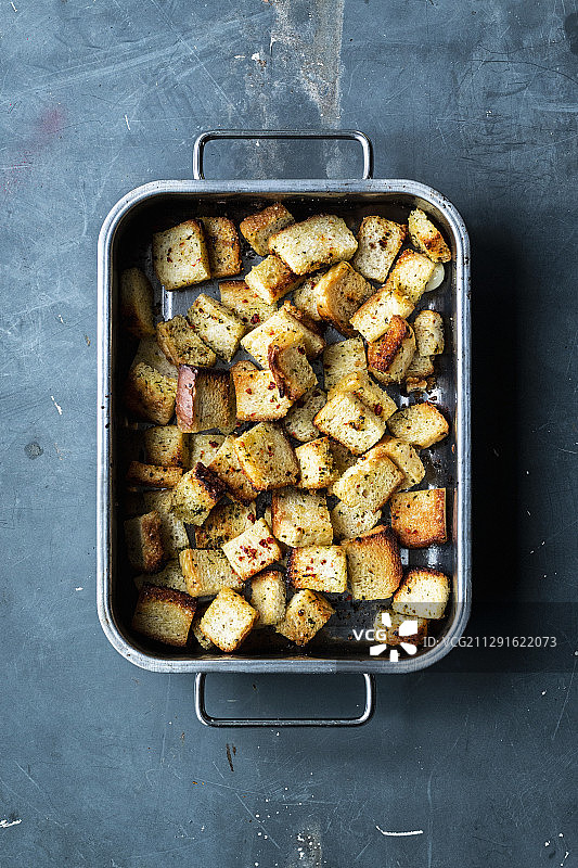 香草黄油和辣椒片面包丁图片素材