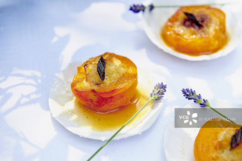 烤杏子配薰衣草图片素材