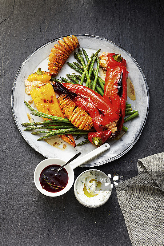 酿尖椒土豆卷配香草酱图片素材