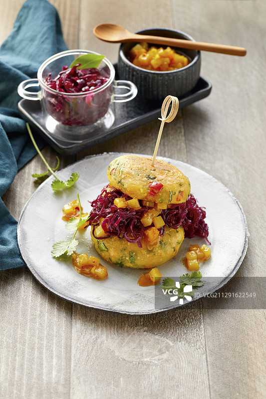 苹果红卷心菜芒果酸辣酱纯素土豆汉堡图片素材