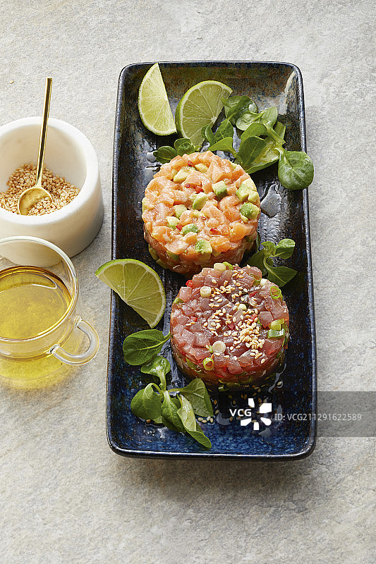 金枪鱼三文鱼鞑靼配羊莴苣图片素材