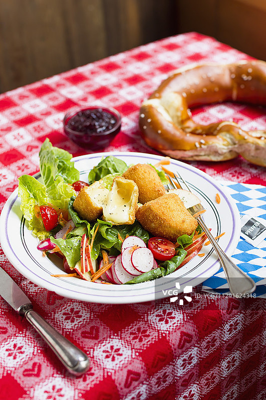 烤卡门培尔奶酪沙拉图片素材