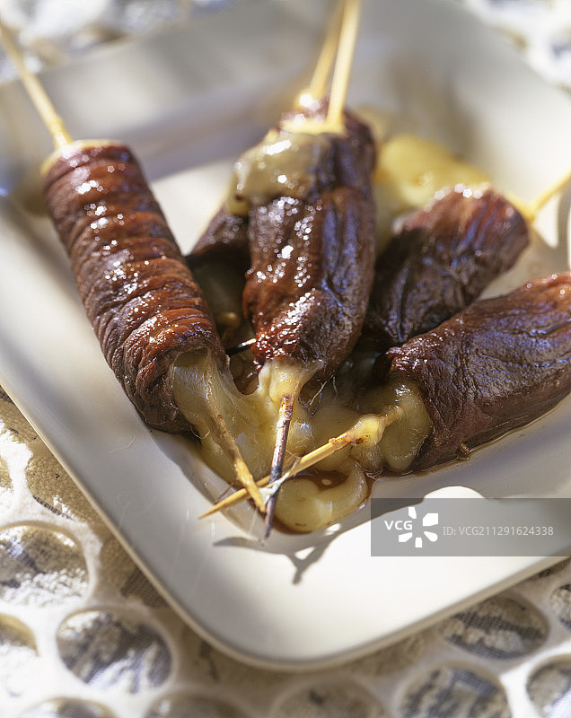 夹着奶酪的牛肉串图片素材